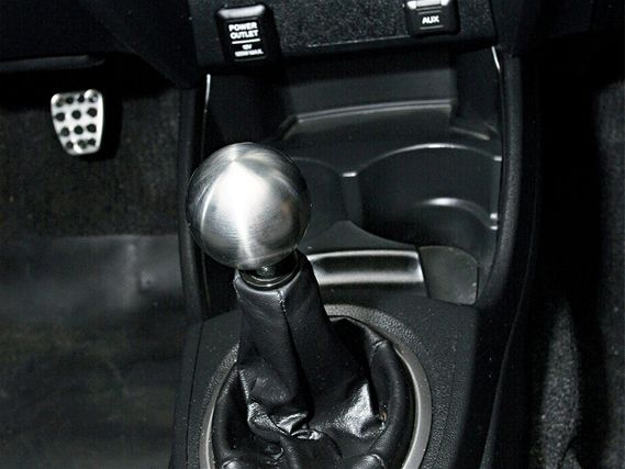 Htup_1003_04_o+2009_honda_fit_sport+shift_knob_shot