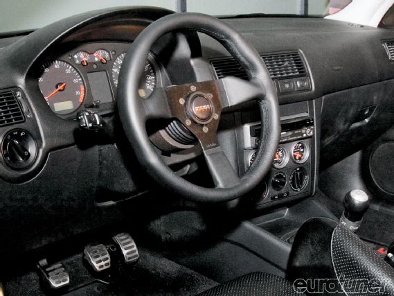 Eurp_0911_02_z+2003_mk4_vw_gti_+momo_steering_wheel