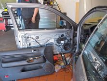 Eurp_0910_07+2003_volkswagen_golf_gti_project_car+door_removal