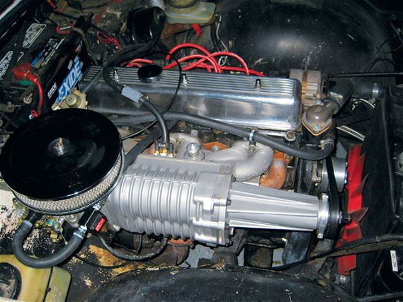 Epcp_0808_02_z+triumph_tr6_engine+top_view