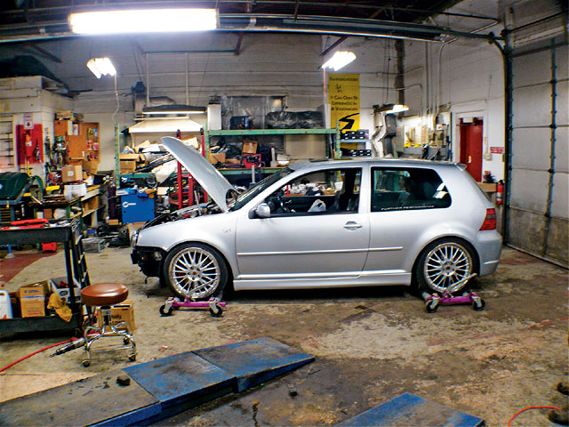 Eurp_0803_05_z+garage+vw_r32