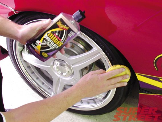 130_0512_23_z+car_care+applying_tire_dressing