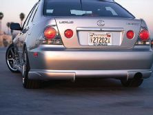 0105tur_02zoom+Lexus_IS300+Rear_End