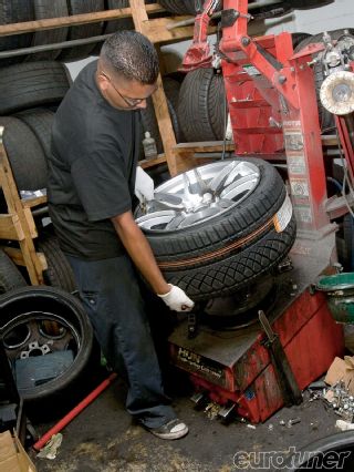 Eurp_1101_22_o+project_bmw_m3_lowering_spring_wheels_install+wheel_fitting