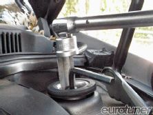 Eurp_1011_04_o+volkswagen_mk4_gti+remove_strut_mount