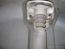 Eurp_1011_17_o+volkswagen_mk4_gti+upper_damp_bolts