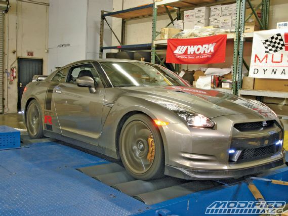 Modp_0911_01_o+2009_nissan_gt r+on_dyno