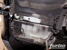 Turp_0812_04_z+mitsubishi_evo_ams_fuel_surge_tank+vacuum_cap_sealed