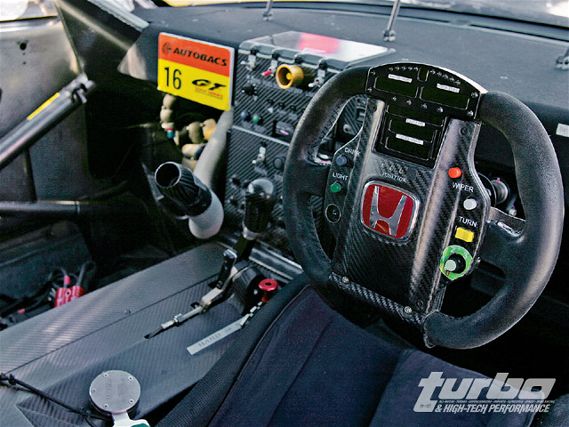 Turp_0812_02_z+efi_technology_data_aquisition+super_gt_car_cockpit