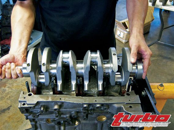 Turp_0811_01_z+nissan_240sx_ka24det_block_buildup+ka24de_crank