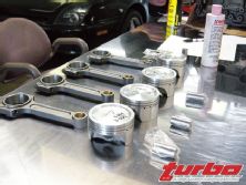 Turp_0810_01_z+nissan_ka24de_engine_build_up+pistons_and_rods