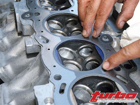 Turp_0810_11_z+nissan_sr20de_engine_build_up+head_gasket_placement