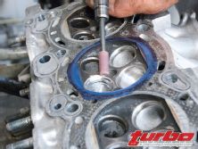 Turp_0810_23_z+nissan_sr20de_engine_build_up+smoothing_combustion_chamber