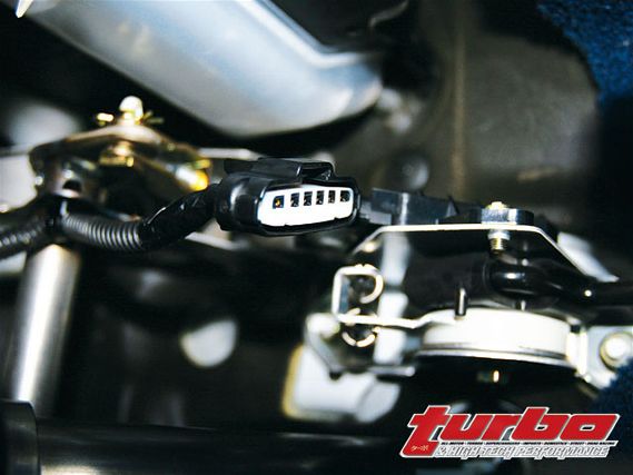 Turp_0810_03_z+2005_subaru_wrx_sti_blitz_throttle_controller+harness_clip