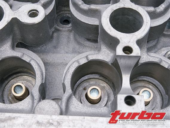 Turp_0808_08_z+nissan_240sx_ka24de_buildup+valve_guides