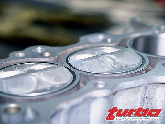 Turp_0306_16_z+1995_acura_integra_gsr+pistons