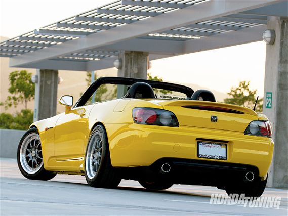 Htup_0909_01_z+2001_honda_s2000+rear_view