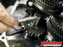 Turp_0810_27_z+honda_crx_mugen_lsd+flange_bolt_installation