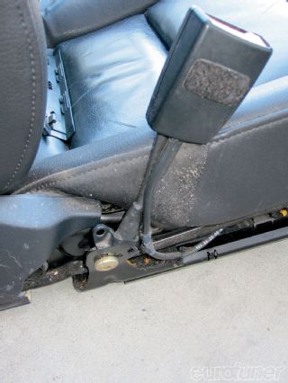 Eurp_1010_09_o+audi_a4_corbeau_cr1_seats_installation+seatbelt_buckle_catch