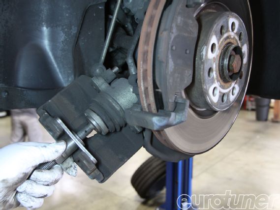 Eurp 1209 06+brembo sport rotor installation+compress piston.JPG