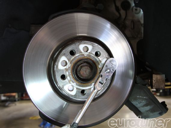 Eurp 1209 08+brembo sport rotor installation+screw.JPG