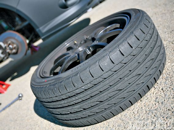 Modp_1002_05_o+yokohama_advan_sport_ZPS_tire_review+track_tire