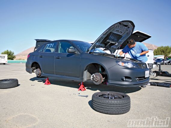 Modp_1002_01_o+yokohama_advan_sport_ZPS_tire_review+brake_fluid_check