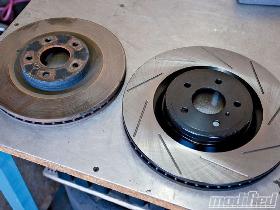 Modp_1001_09_o+nissan_350z_brake_upgrade+stock_rotor_vs_stoptech_rotor