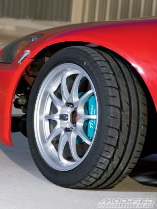 Modp_0908_04_o+bridgestone_potenza_re11_tire_review+2005_honda_s2000_wheel_and_tire