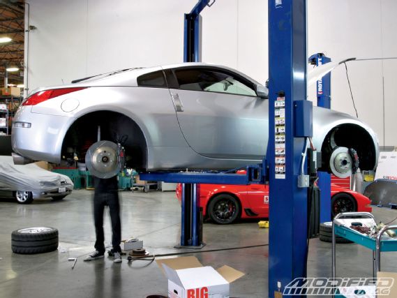 Modp_0908_15_o+project_nissan_350z_stoptech_brakes+brake_install_on_lift