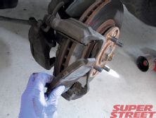 130_0704_03_z+brake_pad_installation_guide+remove_old_brake_pads