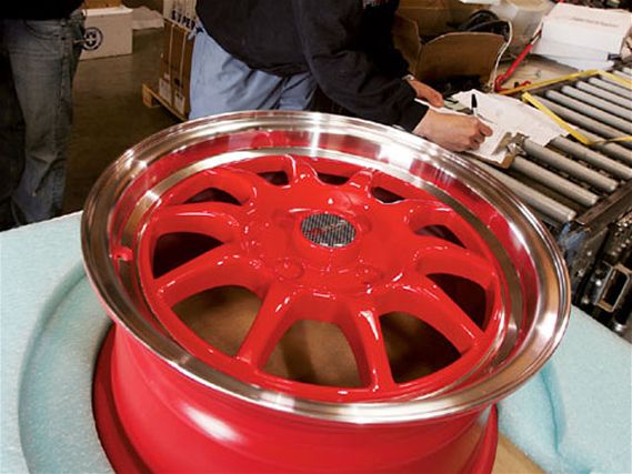 Turp_0606_02_z+car_wheel_manufacturing+red_rim