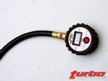 Turp_0807_15_z+track_tools+longacre_tire_pressure_gauge