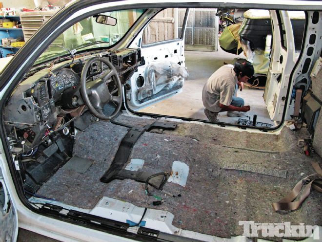 Project New Guy Part 4, Interior & Audio: 2000 Chevy Silverado