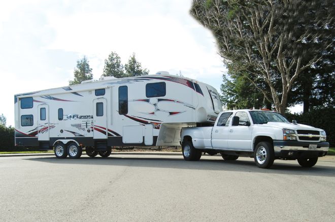 2006 Chevrolet 6 0L Gas Truck Front Three Quarter