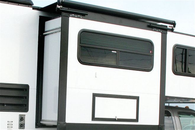 Livin’ Lite Campers And Lightweight Toy Haulers
