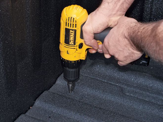 Installing A Bedlocker Bed Cover On A 2008 Chevy Silverado - Rolling In Style
