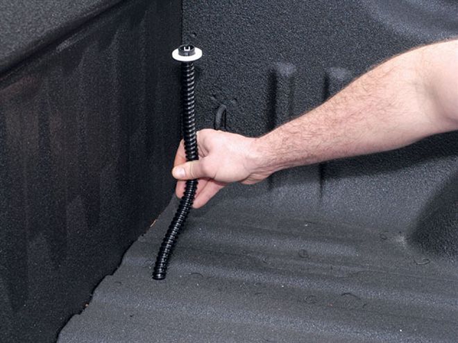Installing A Bedlocker Bed Cover On A 2008 Chevy Silverado - Rolling In Style