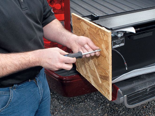 Installing A Bedlocker Bed Cover On A 2008 Chevy Silverado - Rolling In Style