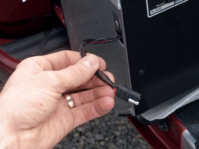 Installing A Bedlocker Bed Cover On A 2008 Chevy Silverado - Rolling In Style