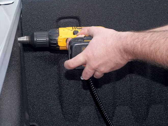 Installing A Bedlocker Bed Cover On A 2008 Chevy Silverado - Rolling In Style