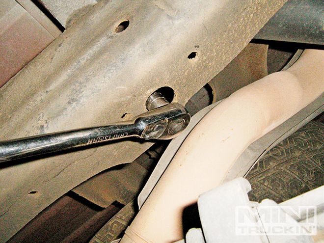 Body-Dropping the Bed of a Chevy S10 - Daily Dime