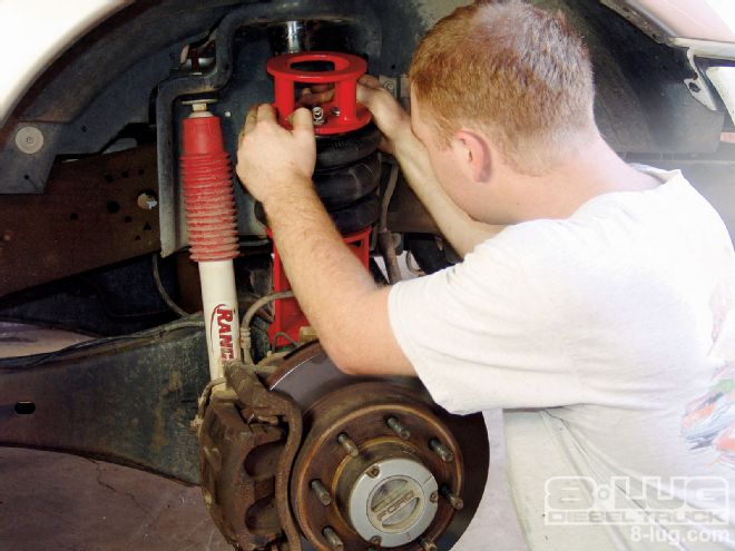 Chassis Tech Airbag Kit on a 2005 Ford F-350 - Tow With Ease