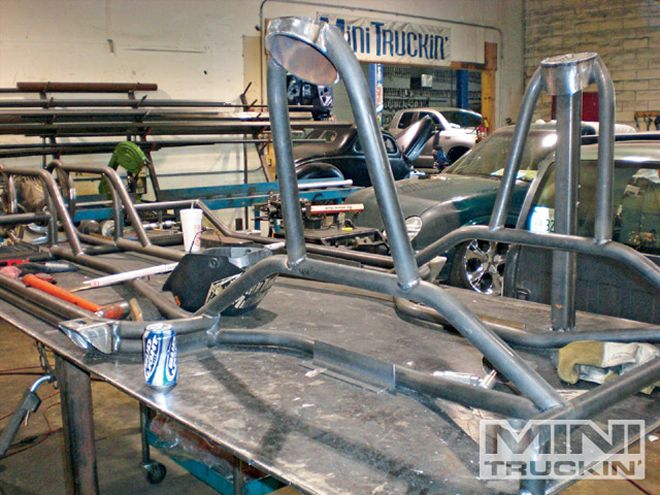 Wicked Nissan Hardbody Buildup on Hydraulics