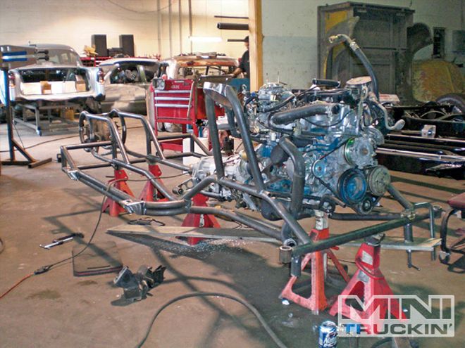 Wicked Nissan Hardbody Buildup on Hydraulics