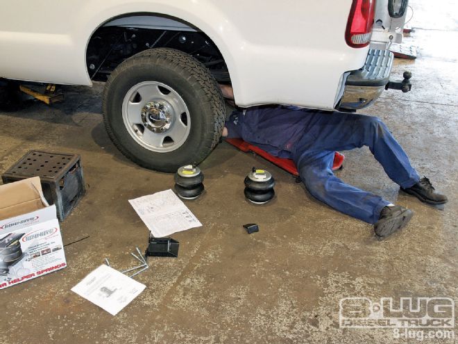 Firestone Ride-Rite Air Helper Springs Install on a 2006 Ford F-250 - Gimme A Lift