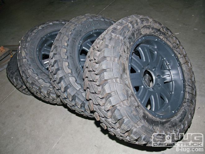 Suspension Lift Kit on a Ford F-350 - Pro Comp Package Deal