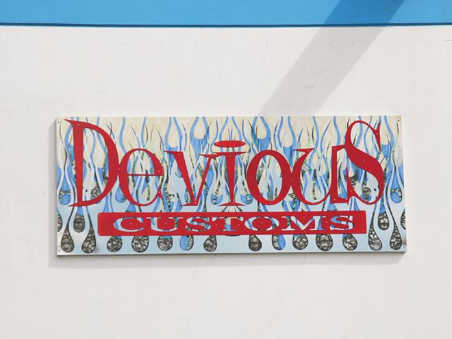devious Customs logo