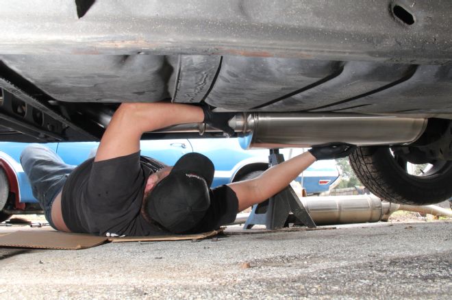 2003 Chevrolet Avalanche Installing Tailpipe