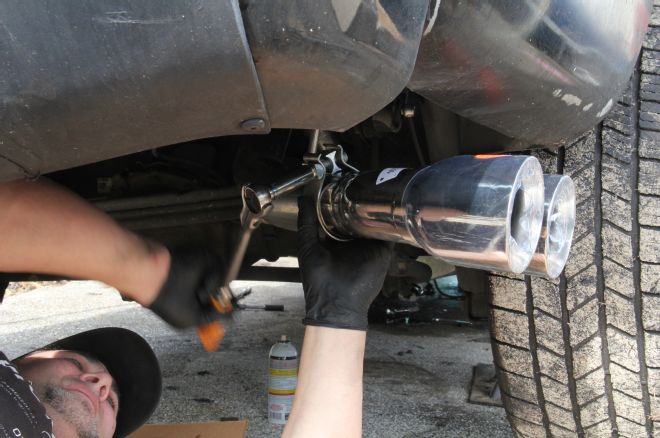 2003 Chevrolet Avalanche Installing Tailpipe